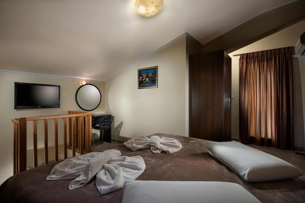 Posteľ alebo postele v izbe v ubytovaní Areti Suites