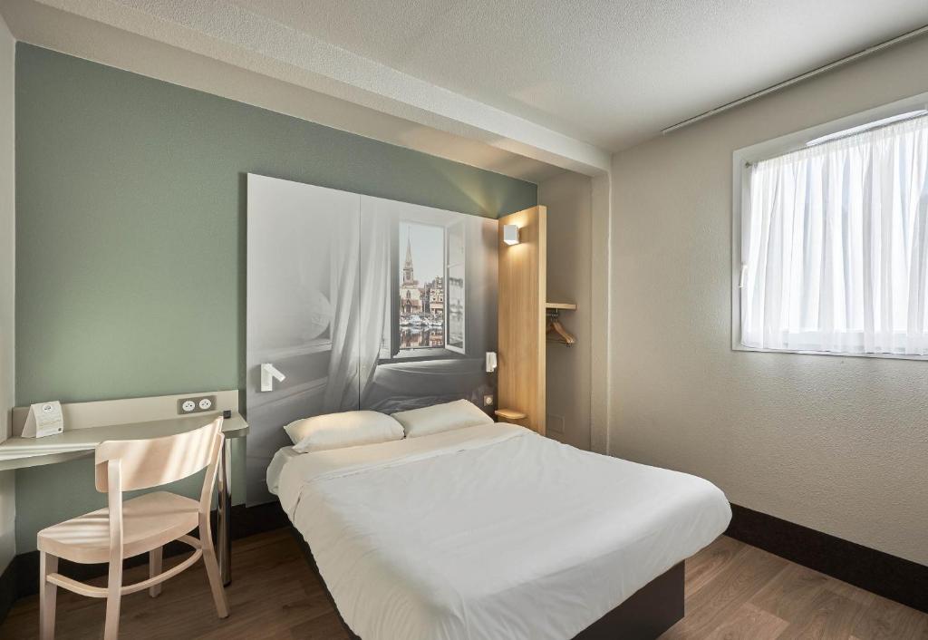 Postel nebo postele na pokoji v ubytování B&B HOTEL Honfleur