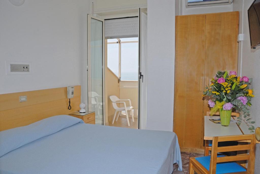 Postel nebo postele na pokoji v ubytování Albergo La Sirenella
