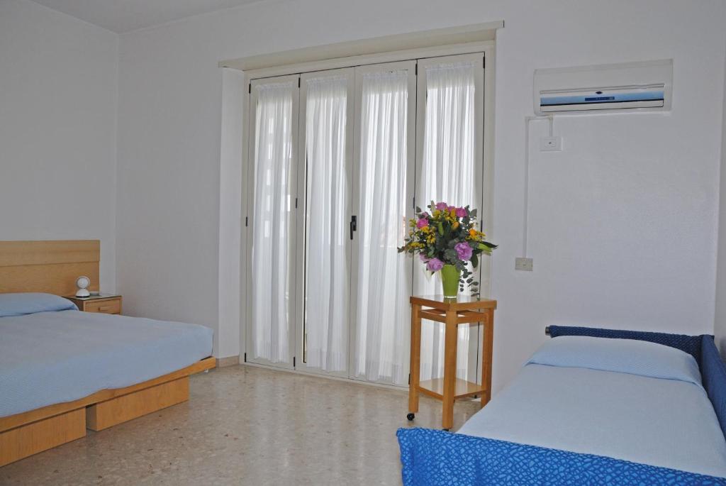 Postel nebo postele na pokoji v ubytování Albergo La Sirenella