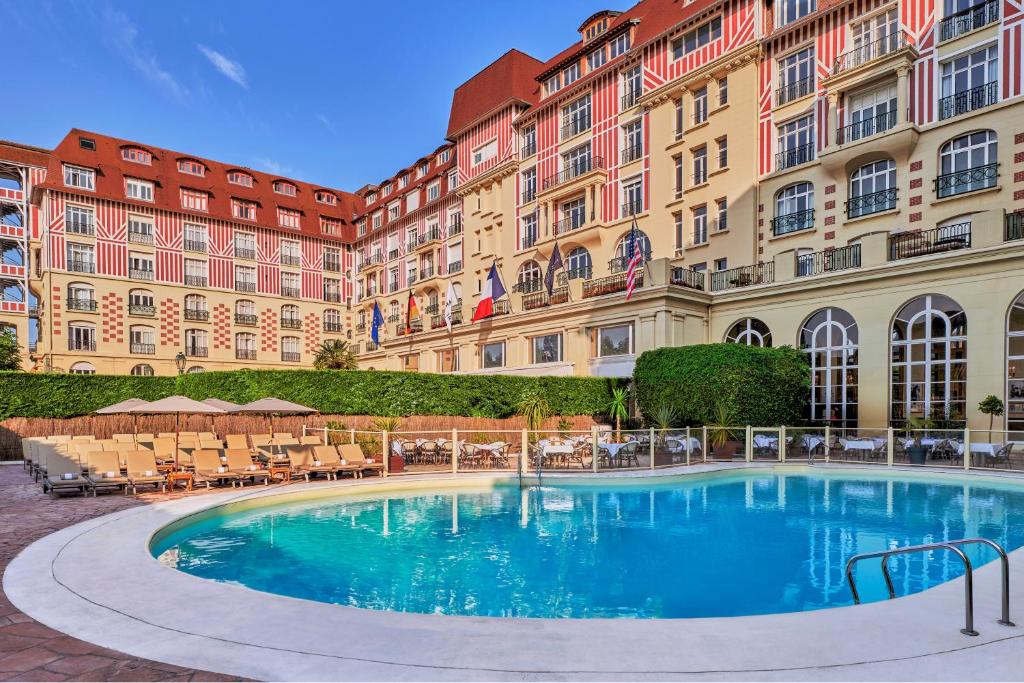 Бассейн в Hôtel Barrière Le Royal Deauville или поблизости