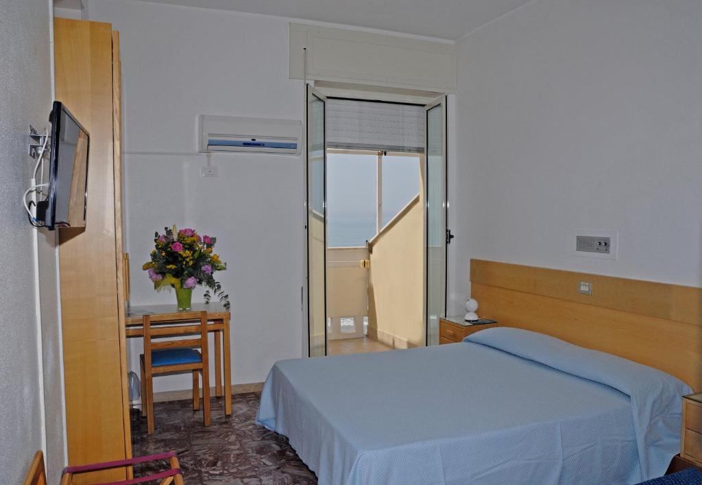 Postel nebo postele na pokoji v ubytování Albergo La Sirenella