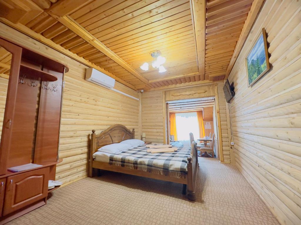 Postel nebo postele na pokoji v ubytování Trembita