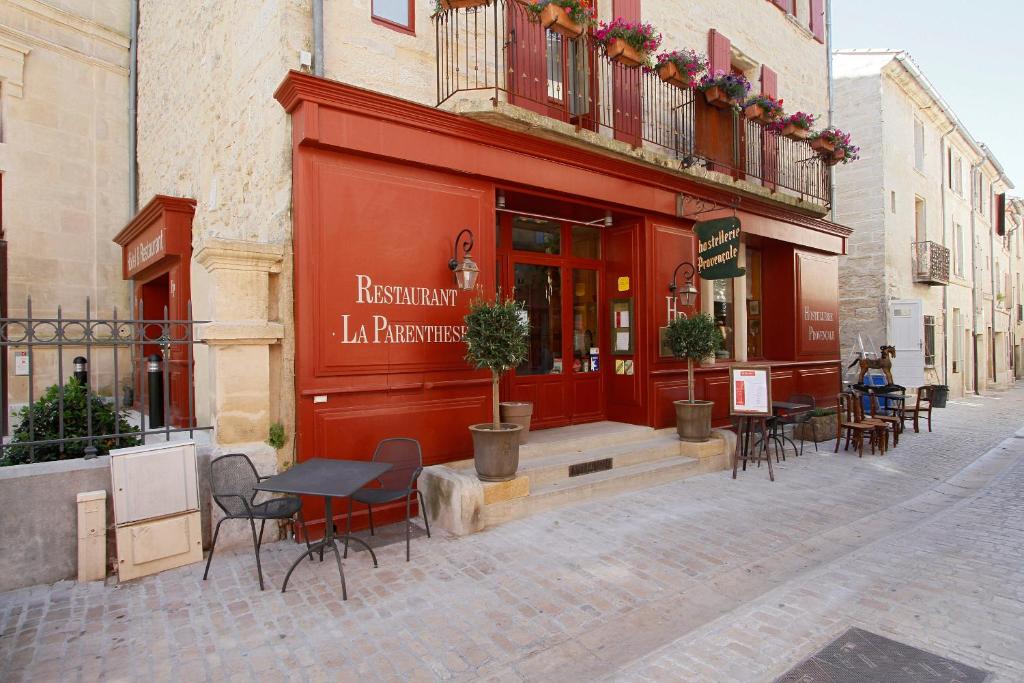 un restaurant avec des tables et des chaises dans une rue dans l'établissement Hostellerie Provençale, à Uzès