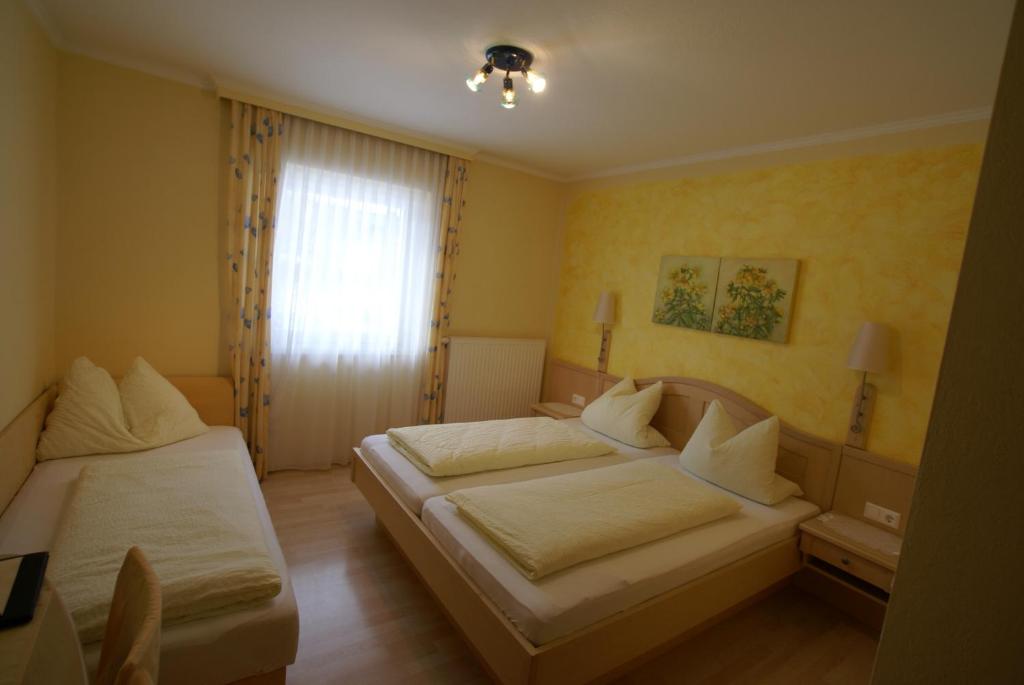 Postel nebo postele na pokoji v ubytování Gasthof Hotel Zur Post