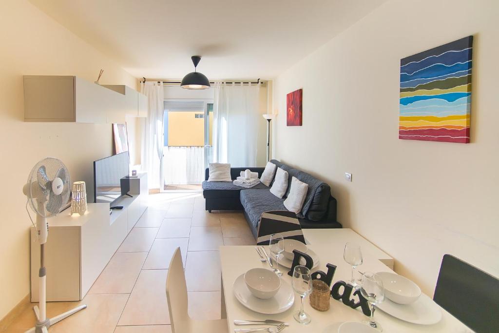 sala de estar con sofá y mesa. en WELCS APARTAMENTO 209 PDA en Palafrugell, en Palafrugell