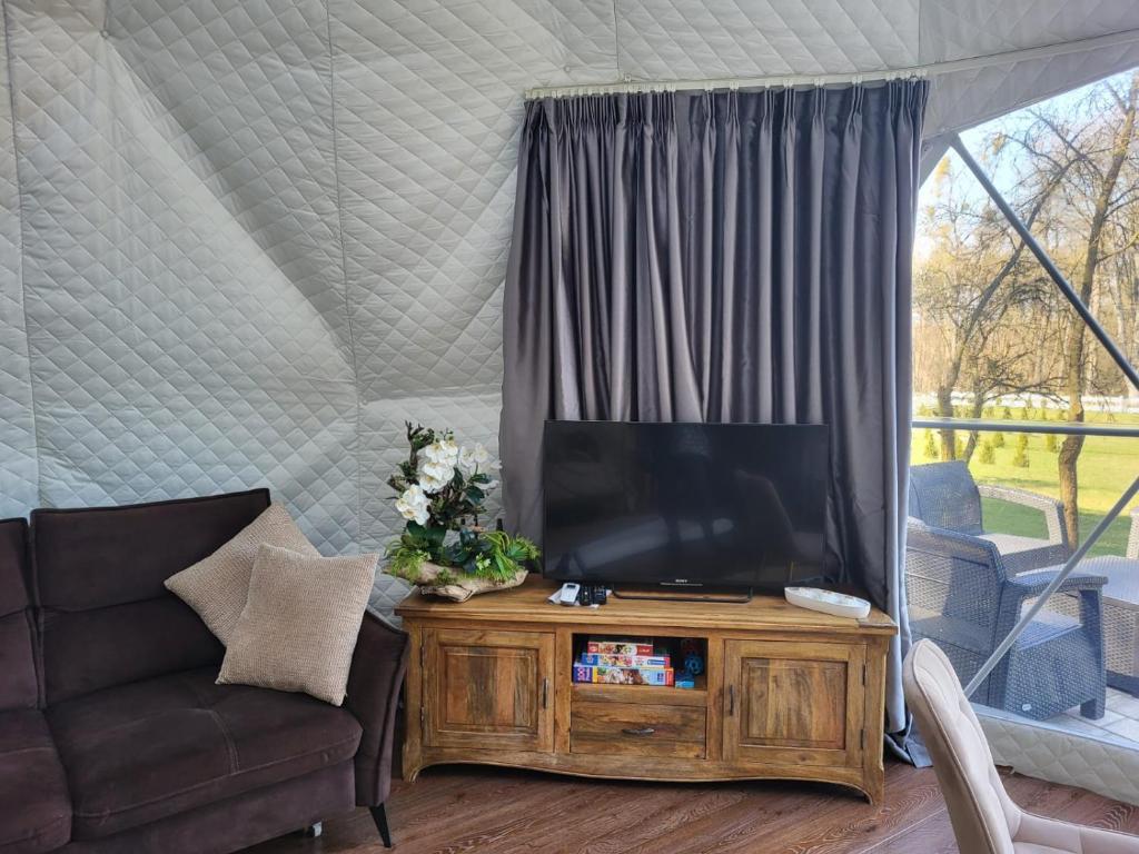 TV a/nebo společenská místnost v ubytování Glamping pod Orłem