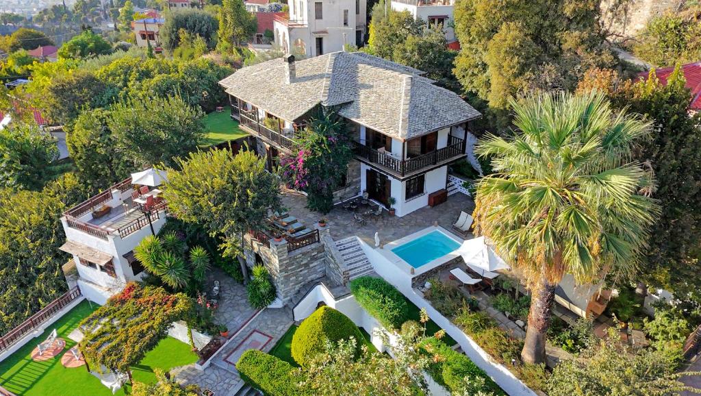 una vista aerea di una casa con una palma di Pelion Luxury Villa Ivy ad Áno Vólos