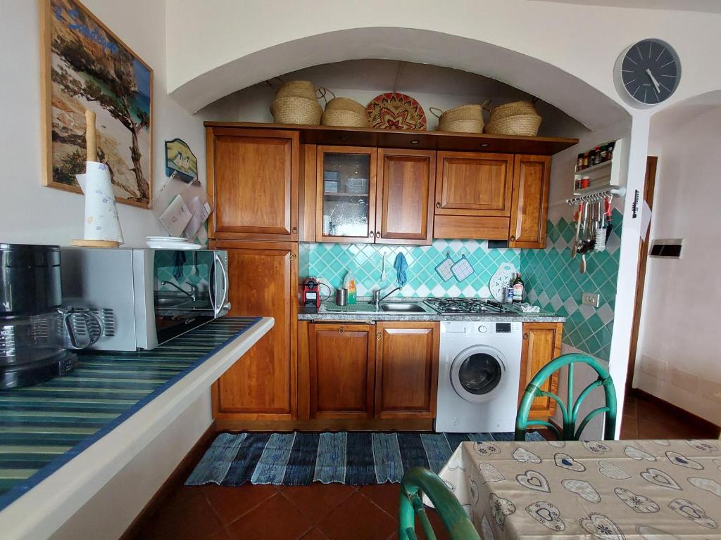 Kuchnia lub aneks kuchenny w obiekcie "Sardinia Blue Home" Vista mare, tramonti mozzafiato su Golfo Asinara, giardino, parking e Wi-Fi