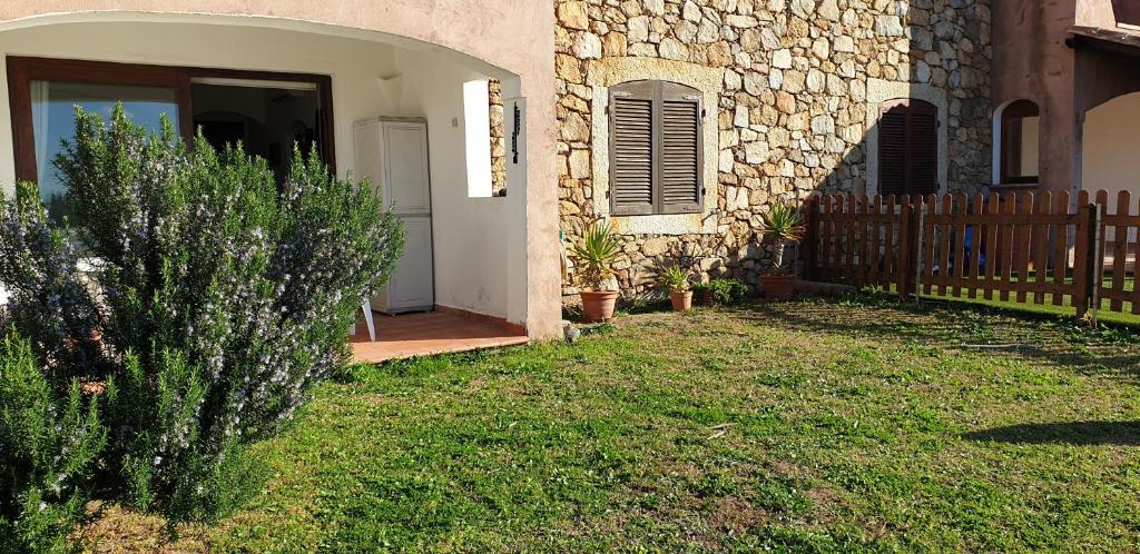 Ogród w obiekcie "Sardinia Blue Home" Vista mare, tramonti mozzafiato su Golfo Asinara, giardino, parking e Wi-Fi