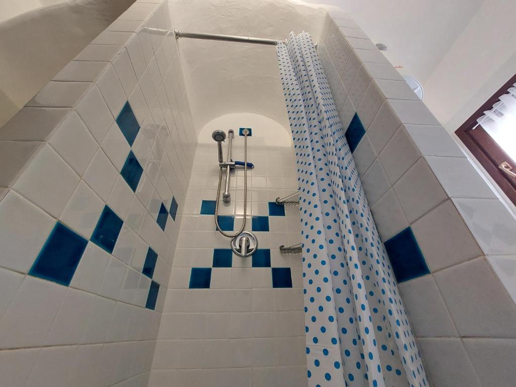 Łazienka w obiekcie "Sardinia Blue Home" Vista mare, tramonti mozzafiato su Golfo Asinara, giardino, parking e Wi-Fi