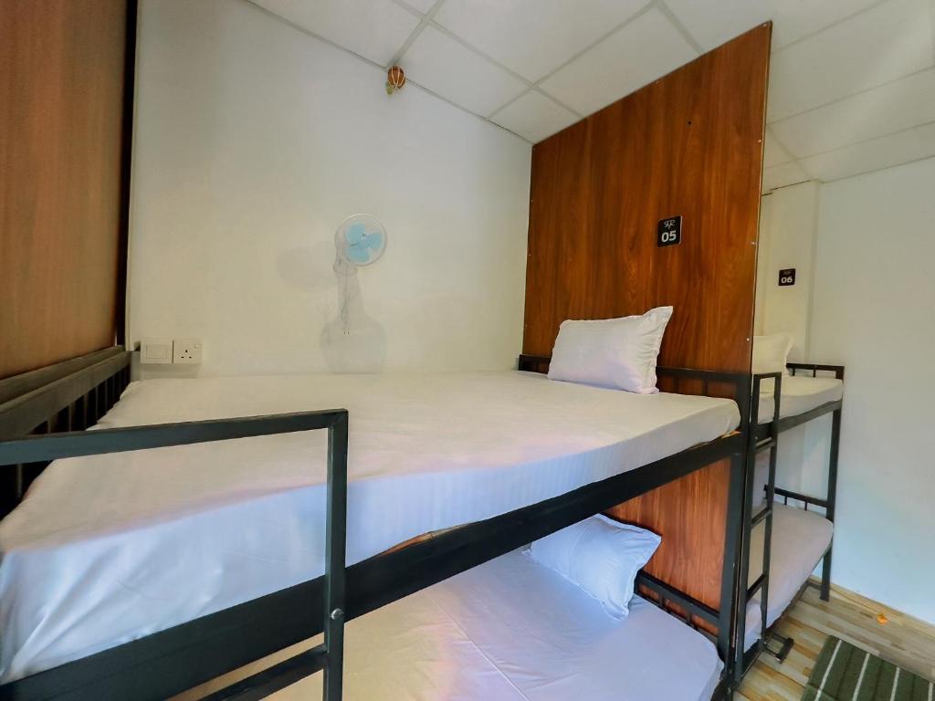 Postel nebo postele na pokoji v ubytování The Kandy Home & City mirror Hostel