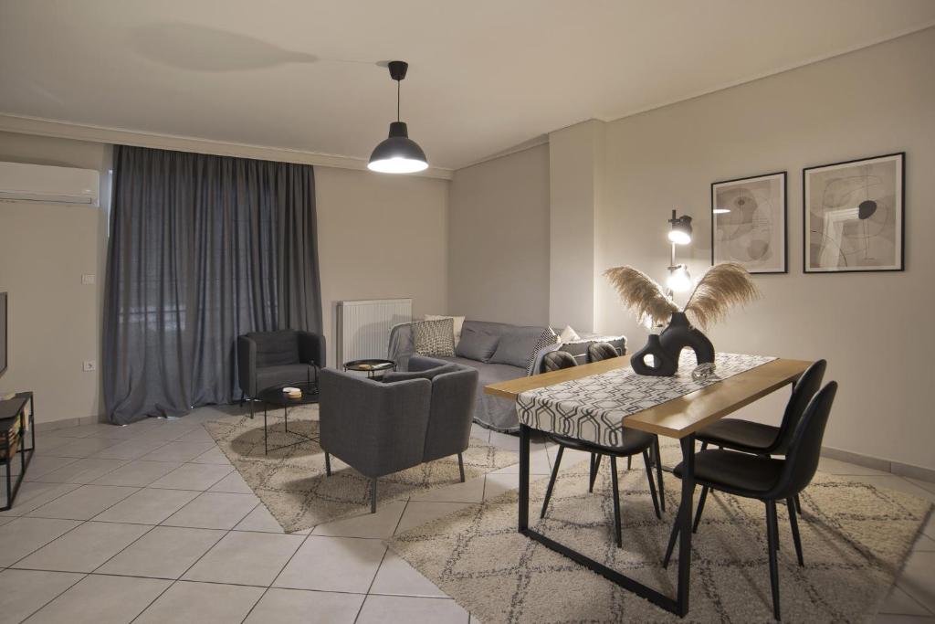 un soggiorno con un divano, un tavolo e delle sedie di Denimou Home Luxurious 2BR Fully Equipped, Balcony a Pireo