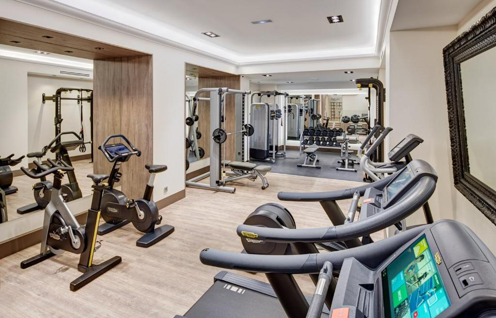 The fitness centre and/or fitness facilities at Sercotel Gran Hotel Conde Duque