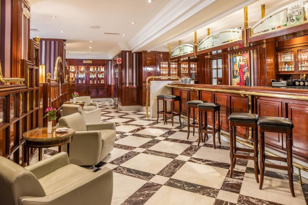The lounge or bar area at Sercotel Gran Hotel Conde Duque