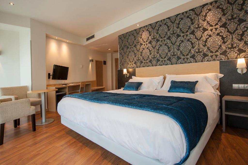 Postel nebo postele na pokoji v ubytování Sercotel Codina