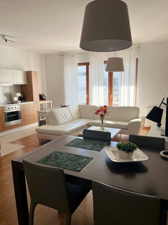 Kuchyňa alebo kuchynka v ubytovaní Mercury two-bedroom apartment & parking