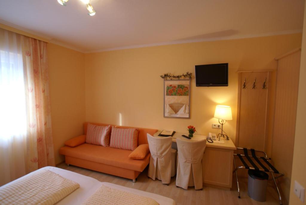 TV a/nebo společenská místnost v ubytování Gasthof Hotel Zur Post