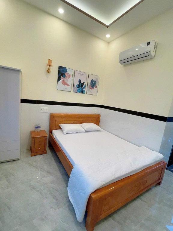 a bedroom with a bed in a room at Nhà Nghỉ Phát Lợi in Quy Nhon