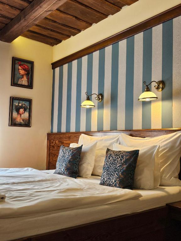 Postel nebo postele na pokoji v ubytování Hotel Galerie