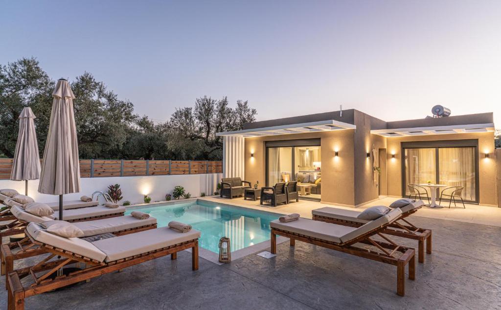 Swimmingpoolen hos eller tæt på Lumior Villas Lux essence by 'elite'