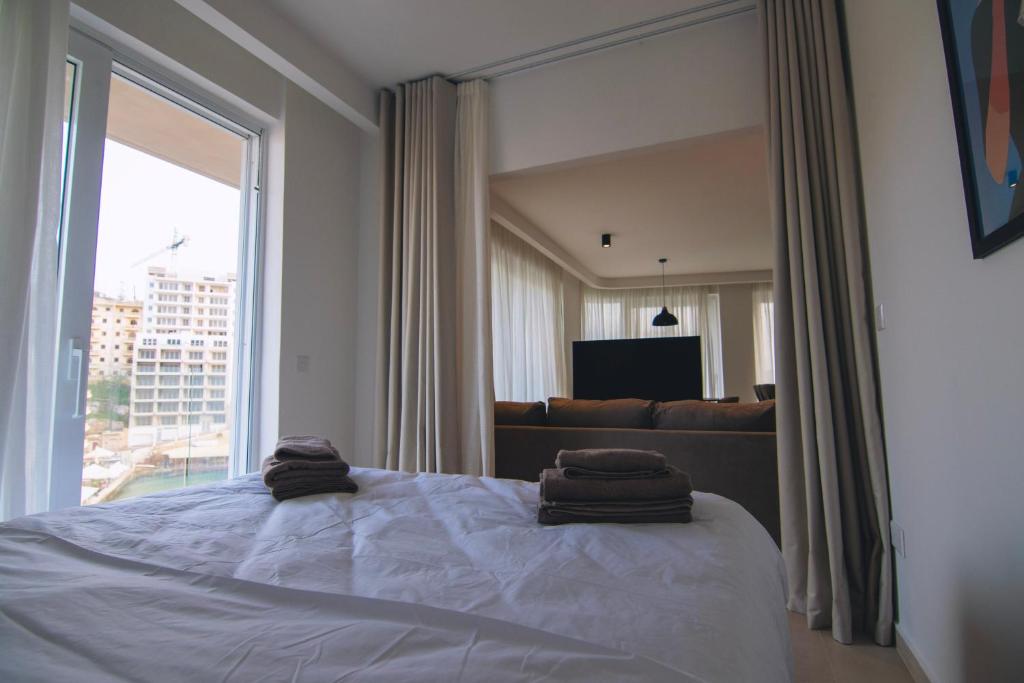 Postel nebo postele na pokoji v ubytování Water's Edge Suite Xlendi with Direct Sea Access