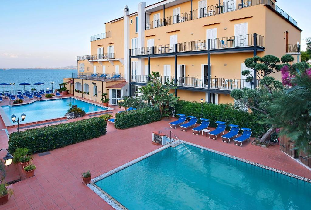 uma vista aérea de um hotel com uma piscina em Parco Aurora Terme em Ischia