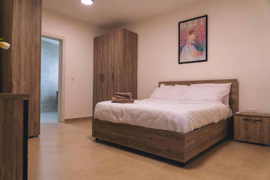 沙拉The Valley Collection - Suite B3的一间卧室配有一张大床和一个木制橱柜