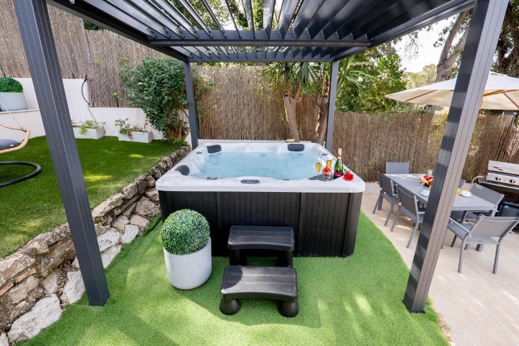 Patio lub wspólna przestrzeń na świeżym powietrzu w obiekcie Piscine-Jacuzzi-Vidéoprojecteur-Clim La Perle Rare