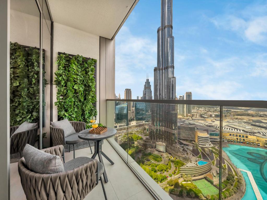 Crown Jewel 2 Bedroom Apartments I Iconic Burj Khalifa and Fountain Views I Free Parking, Gym, Pool, Wi-Fi and PS5 I by Skyline Serenity في دبي: شرفة مطلة على أفق دبي