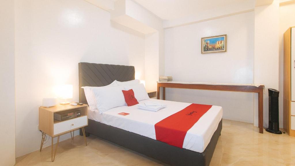 Postel nebo postele na pokoji v ubytování RedDoorz at Delorian Residences