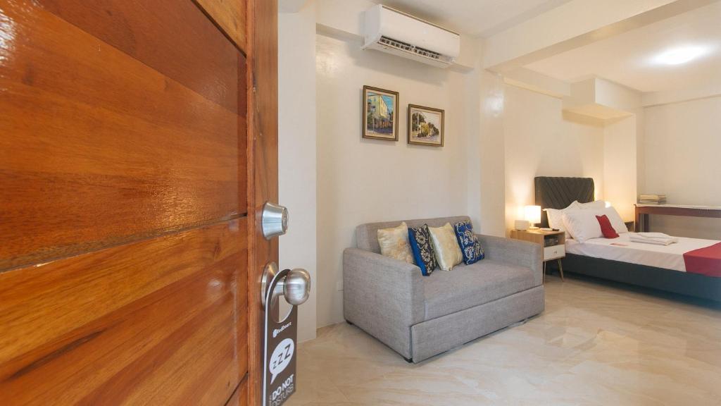 Postel nebo postele na pokoji v ubytování RedDoorz at Delorian Residences