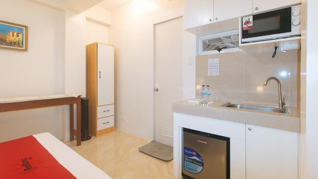 Kuchyň nebo kuchyňský kout v ubytování RedDoorz at Delorian Residences