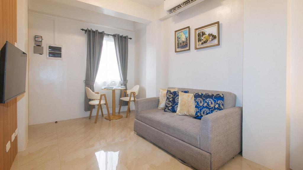 Posezení v ubytování RedDoorz at Delorian Residences