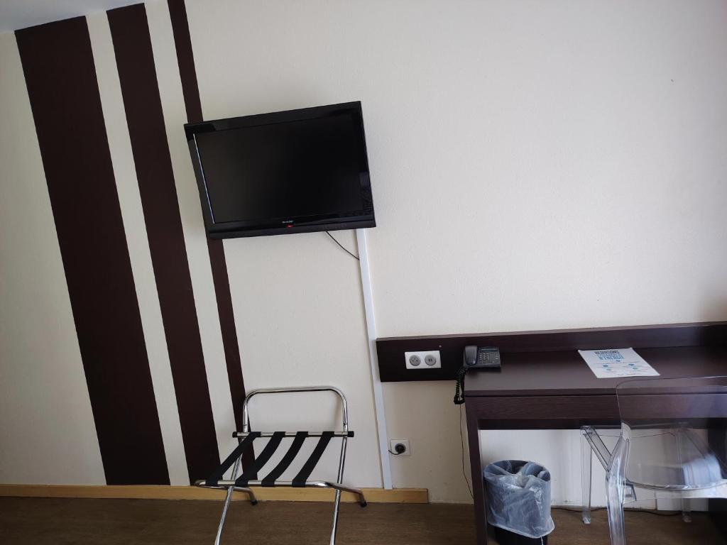TV a/nebo společenská místnost v ubytování Kyriad Laon