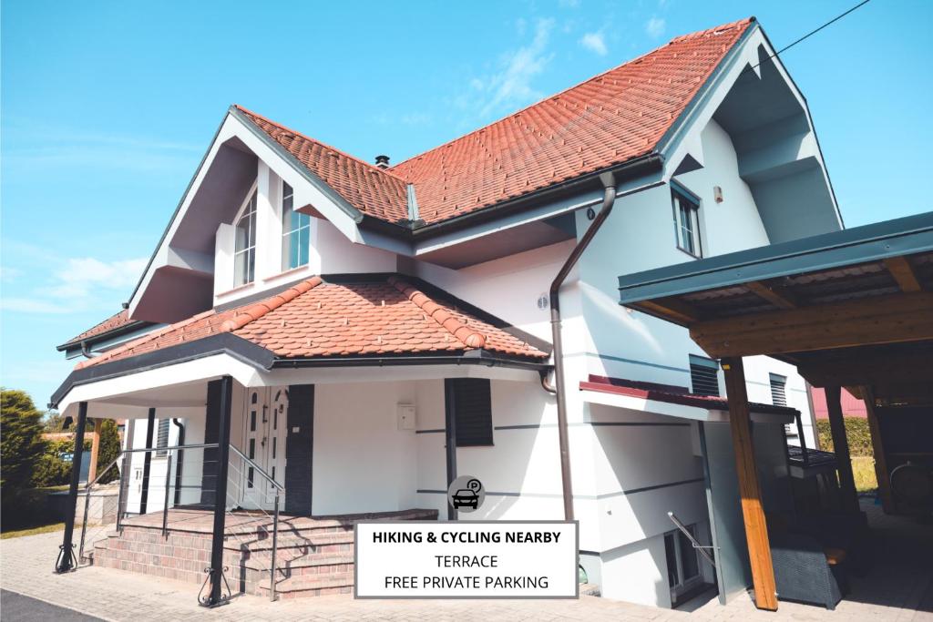 Το κτήριο όπου στεγάζεται  το διαμέρισμα