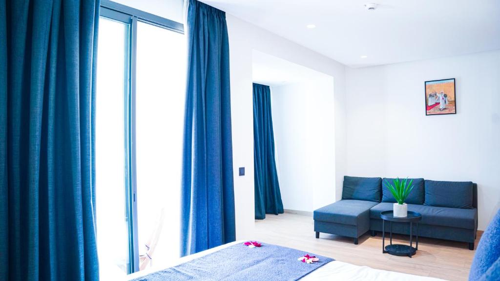 Postel nebo postele na pokoji v ubytování Az Hotel Rabat Centre