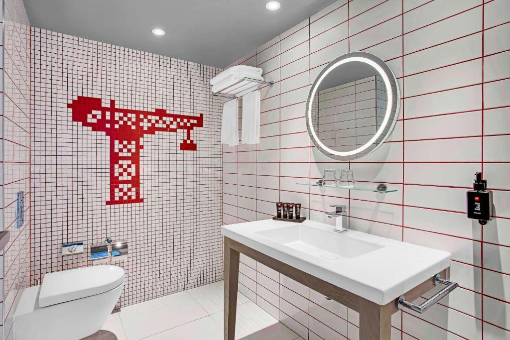 Radisson RED Hotel, Glasgow - Resim 39