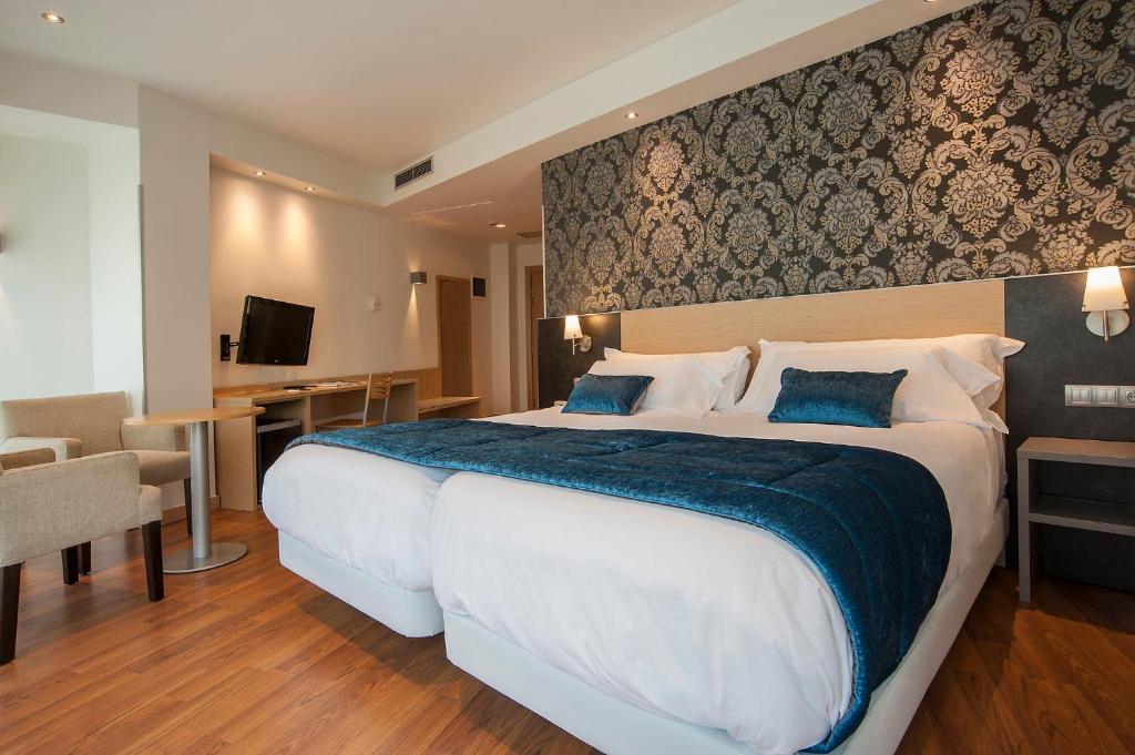 Postel nebo postele na pokoji v ubytování Sercotel Codina