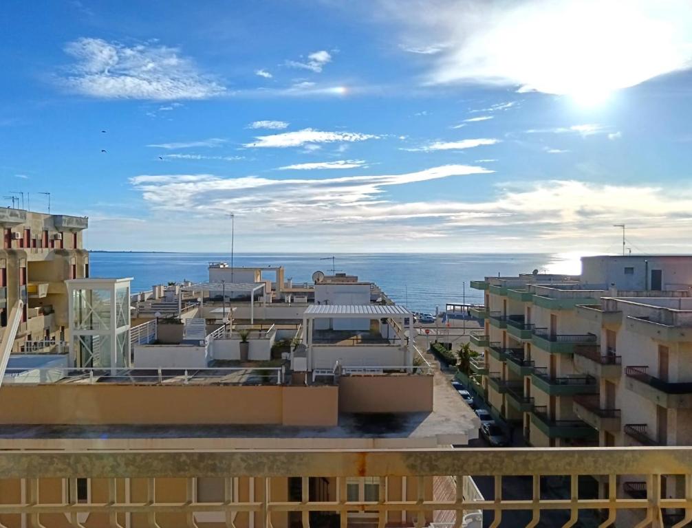 ein Blick auf das Meer vom Balkon eines Gebäudes in der Unterkunft Bellavista Gallipoli - Casa del Sole con box auto in Gallipoli