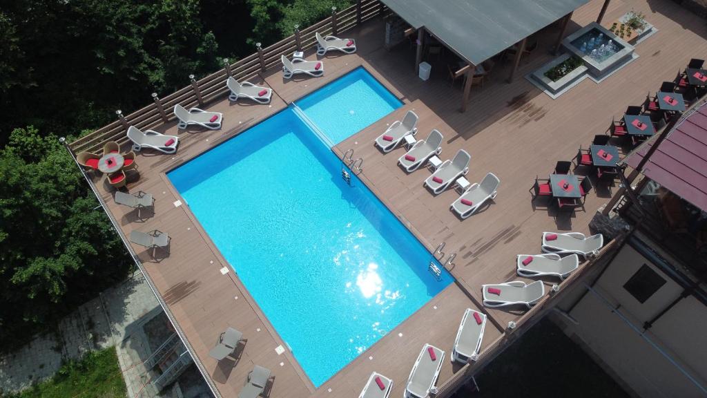 Bazén v ubytování Best Western Plus Paradise Hotel Dilijan nebo v jeho okolí