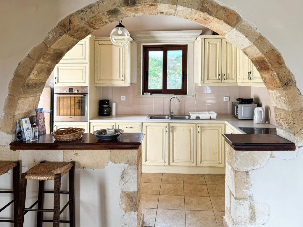 A kitchen or kitchenette at Anna-Malai Penthouse