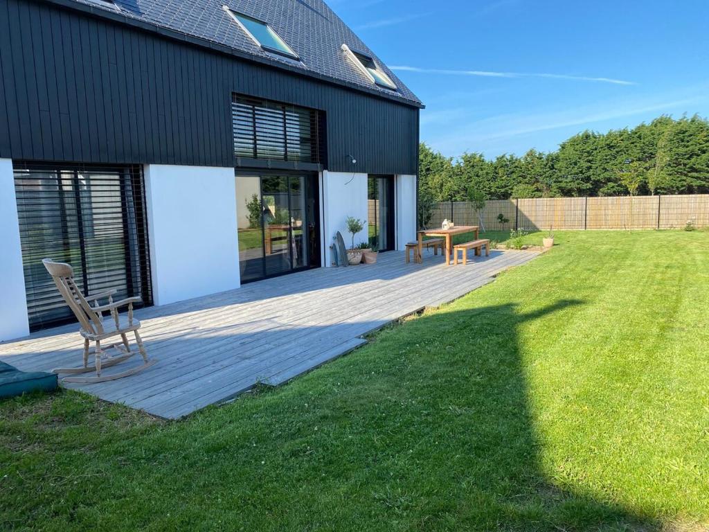 une maison avec une terrasse en bois dans la cour dans l'établissement Chez GERMAIN, à Saint-Malo