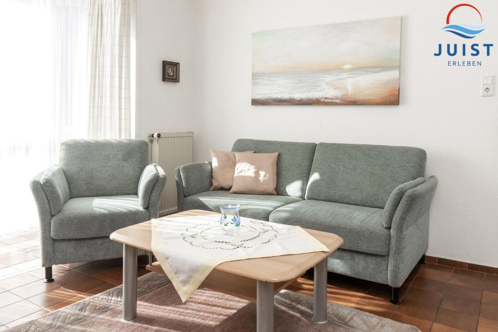 a living room with two chairs and a coffee table at Haus Insa 145 - Ferienwohnung elf in Juist