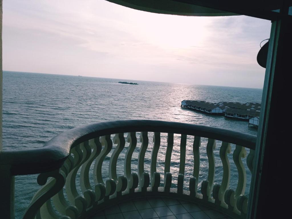 ポートディクソンにあるSharaa seaview Apartmentのフェリーから海の景色を望めます。