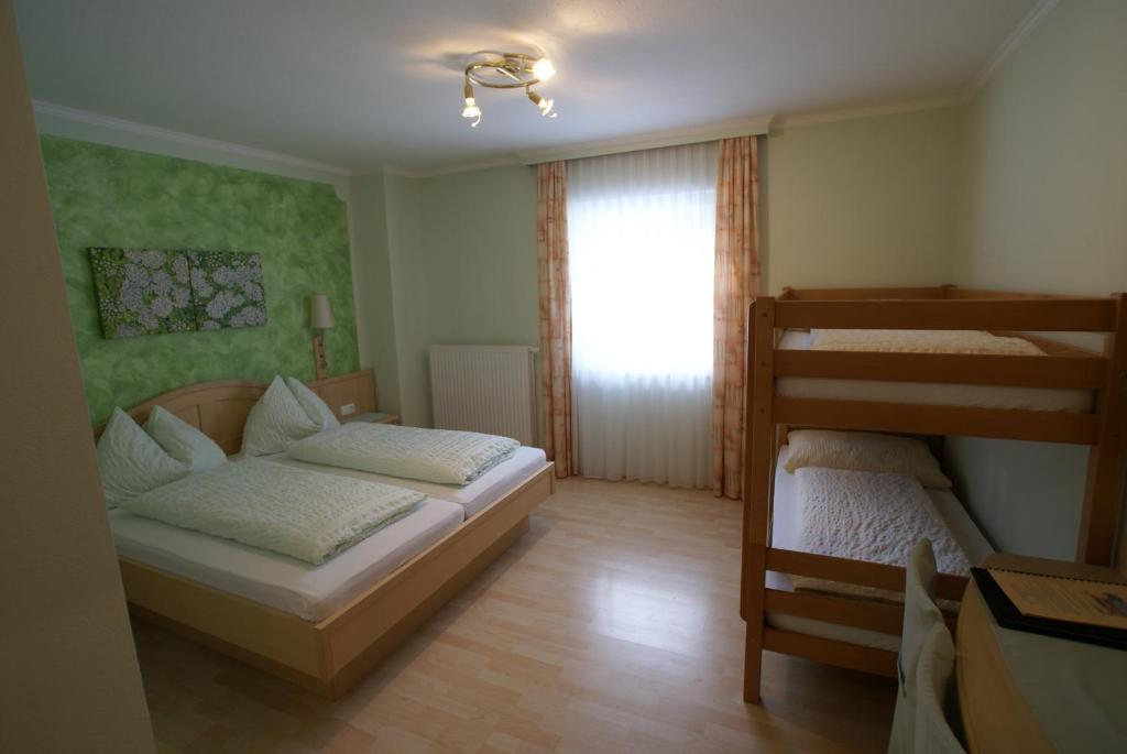 Postel nebo postele na pokoji v ubytování Gasthof Hotel Zur Post