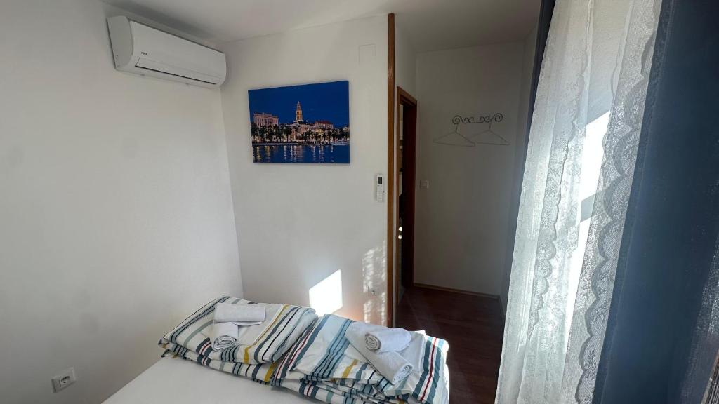 Una cama o camas en una habitación de Hostel Split