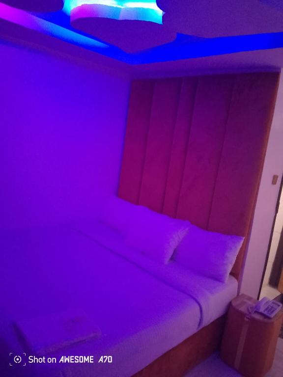 Postel nebo postele na pokoji v ubytování Cee's Place