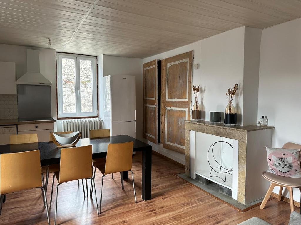 Dapur atau dapur kecil di Bel appartement avec wifi à Noyarey