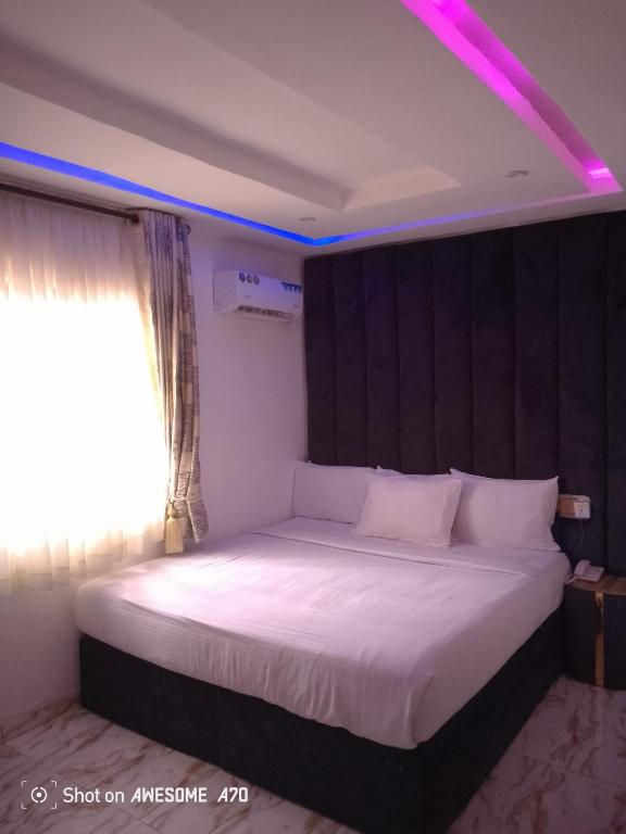 Postel nebo postele na pokoji v ubytování Cee's Place